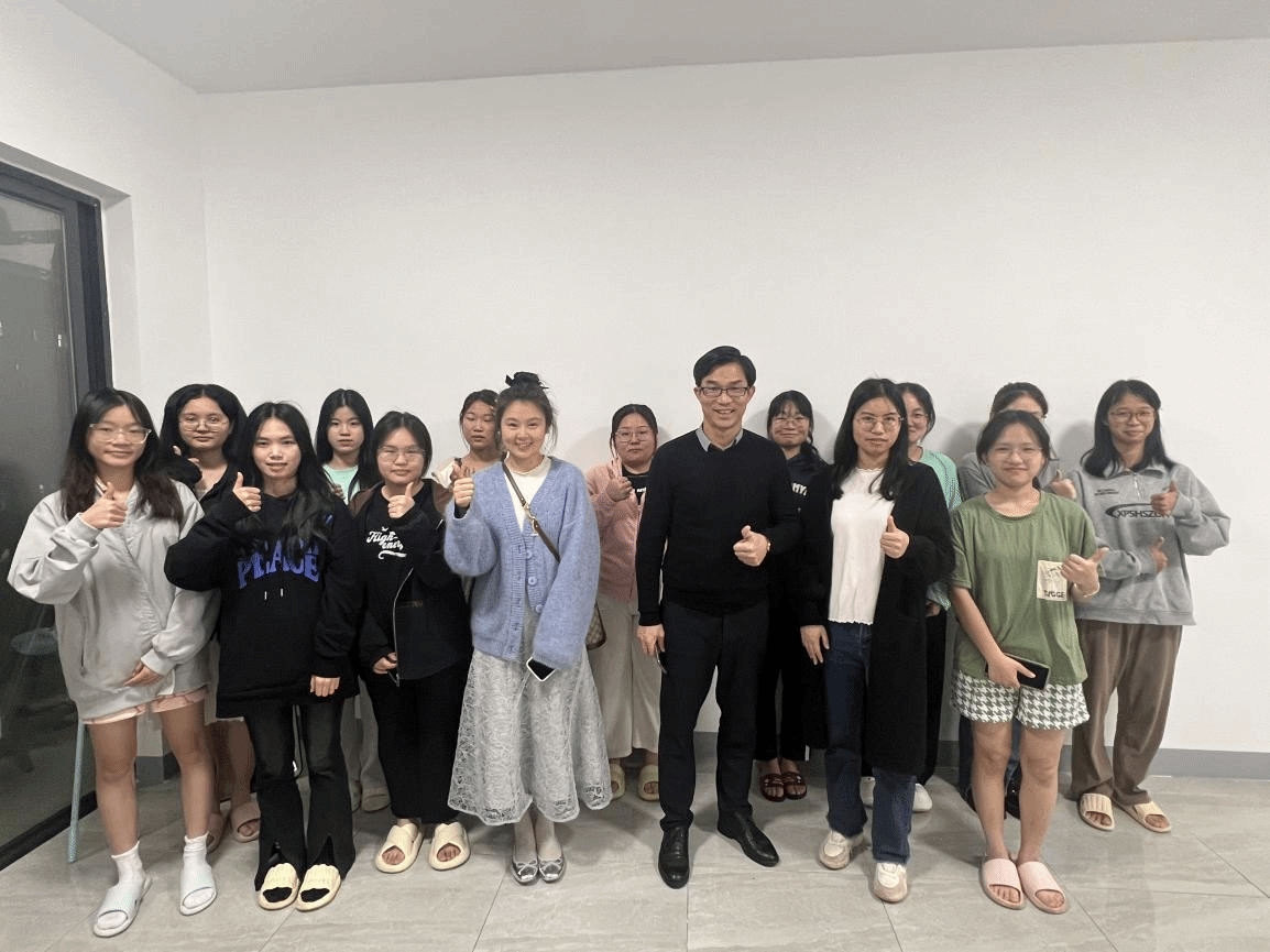 电子电气学院领导深入学生宿舍开展学风调研